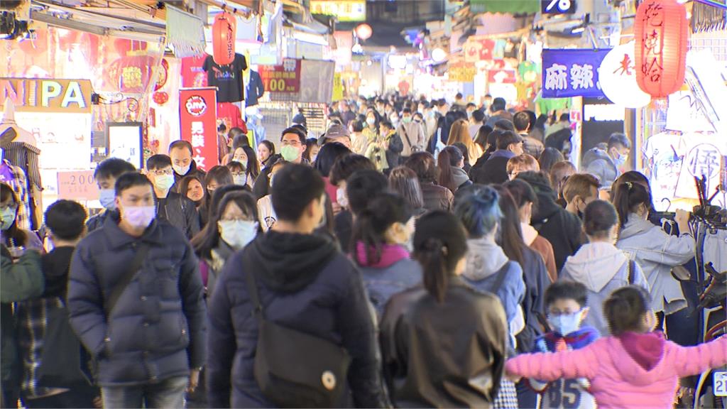 士林夜市驚見活春宮!夫妻美食街出口「脫褲激戰」民眾嚇壞 本人認:情緒高漲