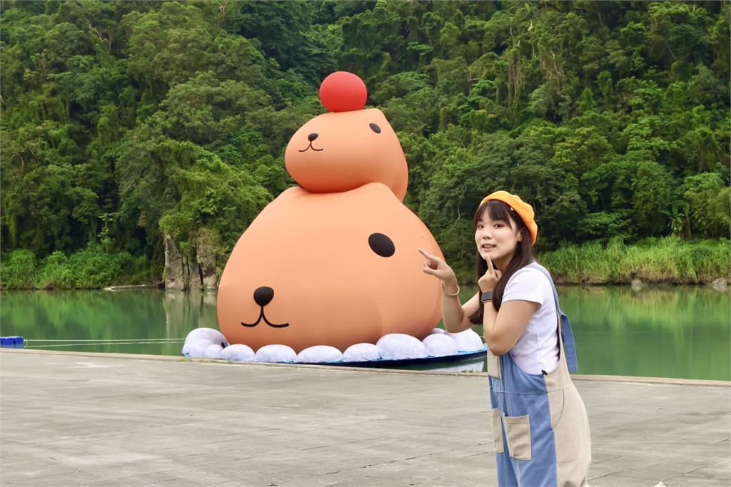 水豚君萌進碧潭!全台唯一12米水上超療癒巨型裝置展出中