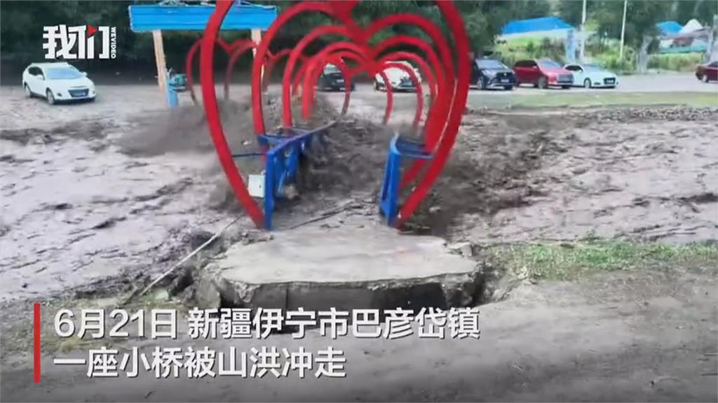 中國新疆沙漠驚傳洪災! 極端降雨淹沒道路、沖毀小橋