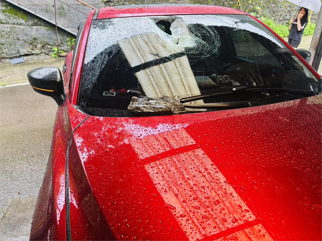 新竹尖石鄉落石意外 開車經過砸到擋風玻璃...車上小BABY嚇哭