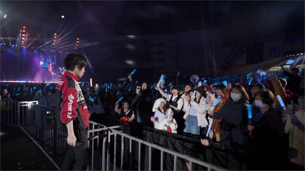 五月天演唱會最終回　粉絲扮「和尚」與阿信大唱派對動物