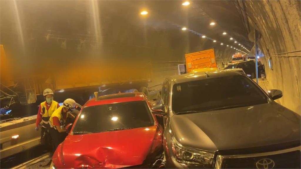 驚悚! 砂石車行車紀錄器 直衝隧道撞17車釀1死