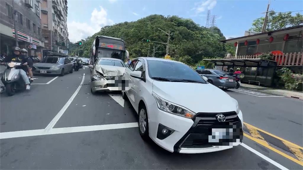 基隆國光客運撞3車! 「轎車成夾心凹陷」2人受傷送醫