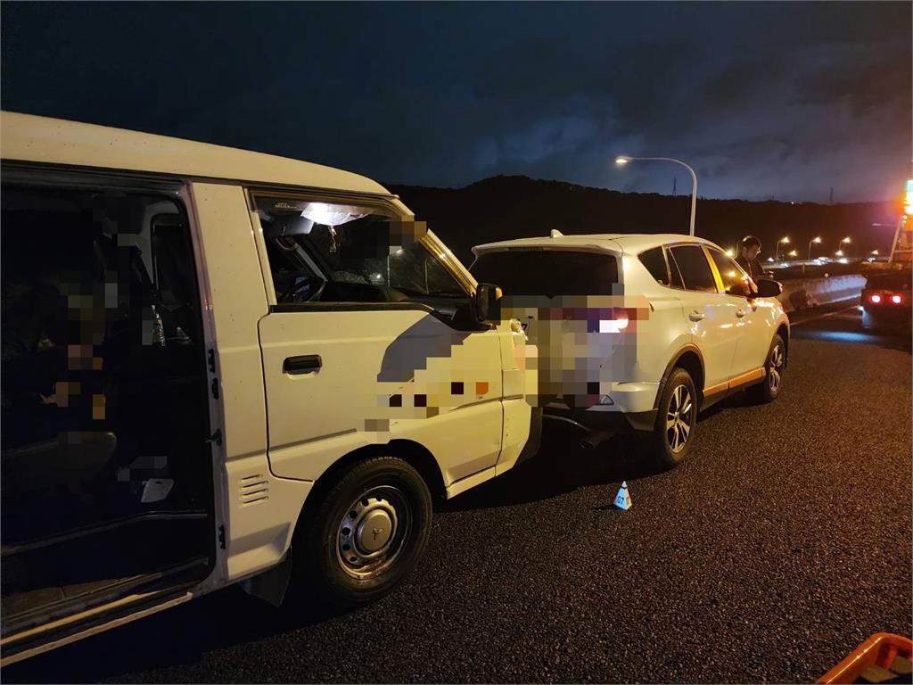 快新聞/國道8車連環撞 大客車衝進事故現場!1女斷氣