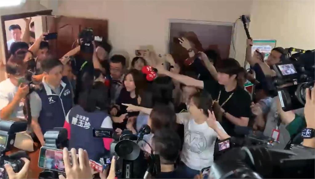 快新聞/陳玉珍動手搶「尖叫雞」、撕毀綠委道具 郭昱晴慘遭陳玉珍抓傷