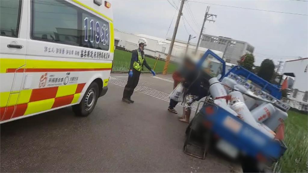 閃燈路口「都不讓」與小貨車衝撞 休旅車失控再撞號誌桿側翻90度