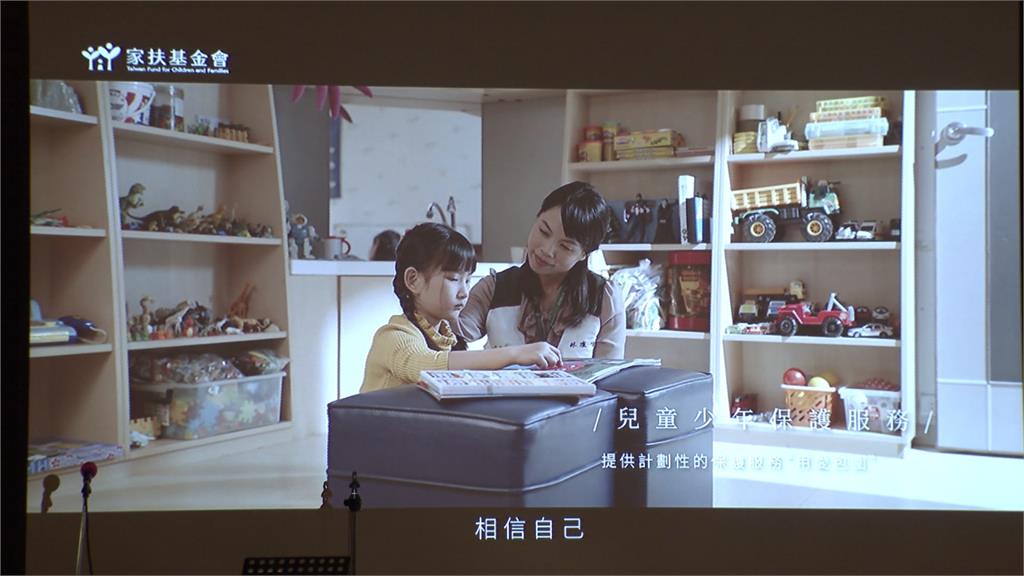 家扶基金會慈善晚會 鄭人碩做公益20萬「被得標」