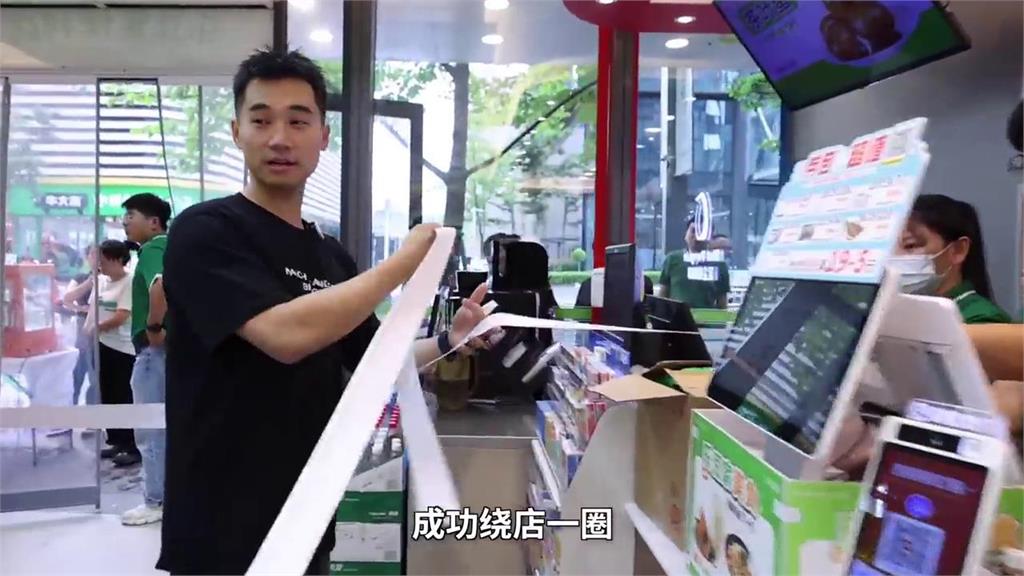 他豪砸13萬掃光超商！明細長到「能繞店一圈」　店員驚掉下巴：第一次遇到