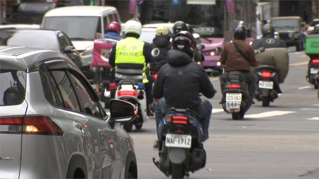 不滿被按喇叭！　雨衣騎士怒拿「沖天炮」發射嚇人