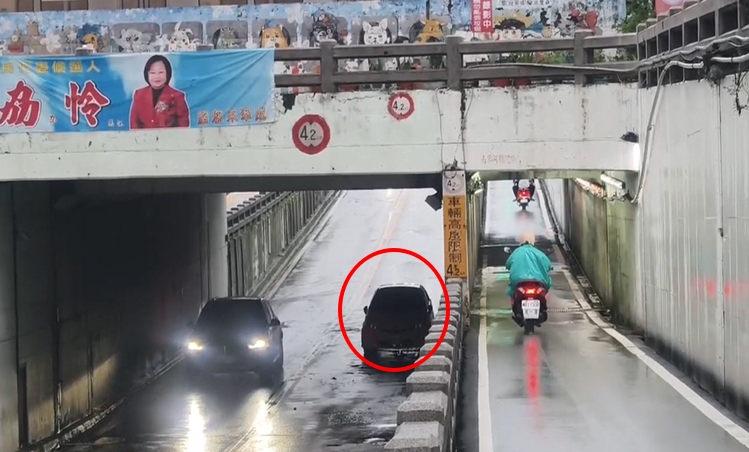 彰化下暴雨！咕嚕咕嚕　馬路變水路　民生地道淹水車拋錨