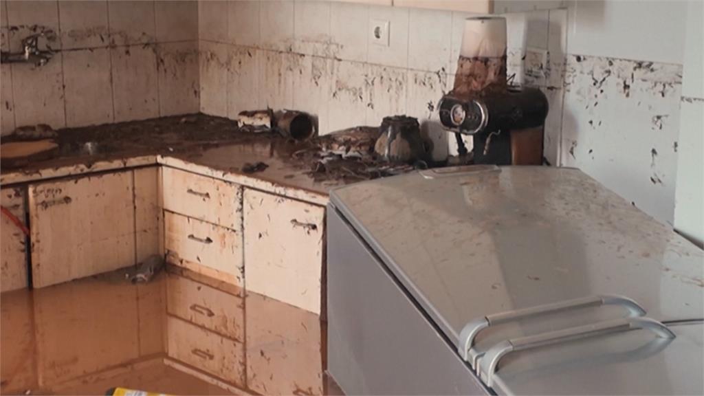 風暴侵襲希臘！　民宅慘淹釀1死　沙塵暴抹紅「天空如世界末日」