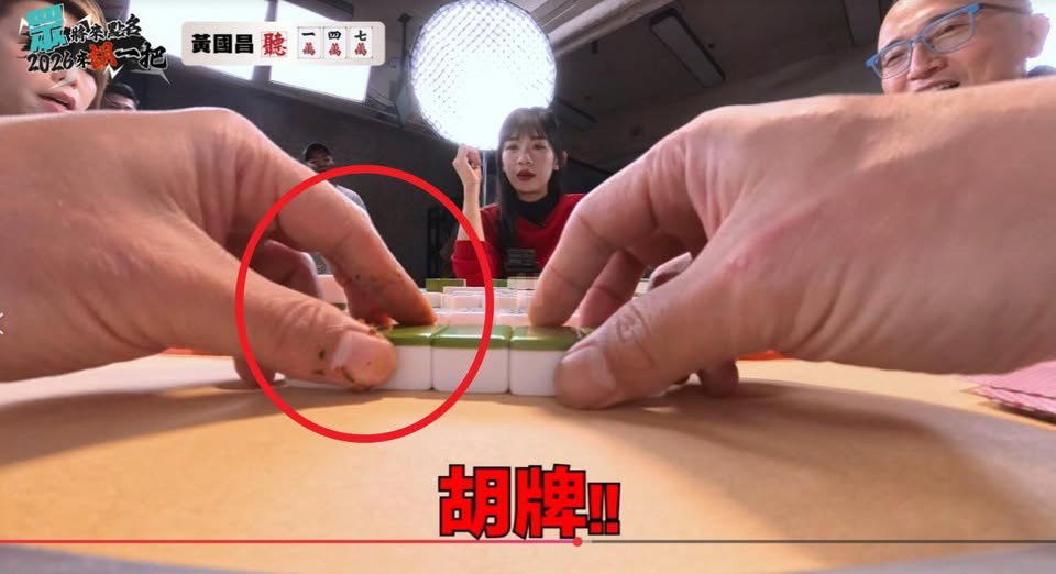 快新聞/沒衛生!黃國昌跟館長逛夜市「竟拿咬過食物再刷醬料」網傻眼