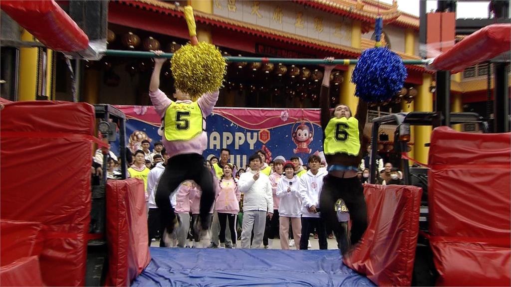 初九拜天公奇招盡出 胡瓜手持巨無霸香參拜超虔誠