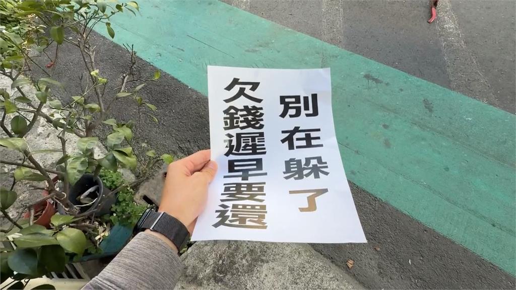 債務糾紛　雲林男當街撒白紙　高喊「快還錢」　民眾傻眼