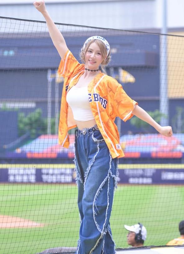 才跳到胸罩跑脖上！啦啦隊「青筋女神」走秀被搭訕　男模吐1句她驚「阿嬤內褲」被看光