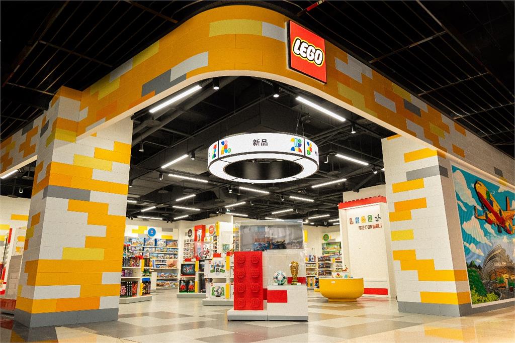桃園首家樂高® 授權專賣店正式進駐大江購物中心 以航空城市為靈感打造全新玩樂地標 讓桃園想像力起飛