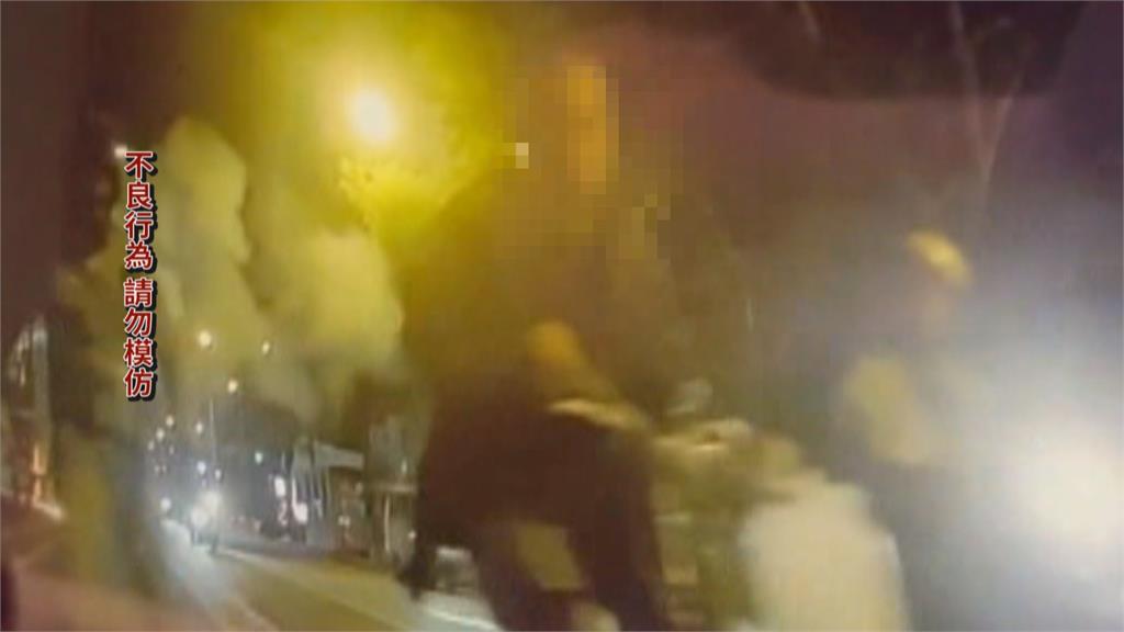 疑酒後心情差! 台中男子人行道花圃縱火逃逸