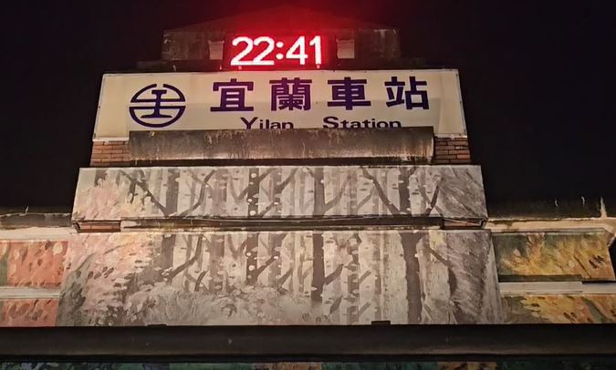 醉男搭火車到終點站「狂睡」 被請下車大鬧候車亭民眾嚇壞