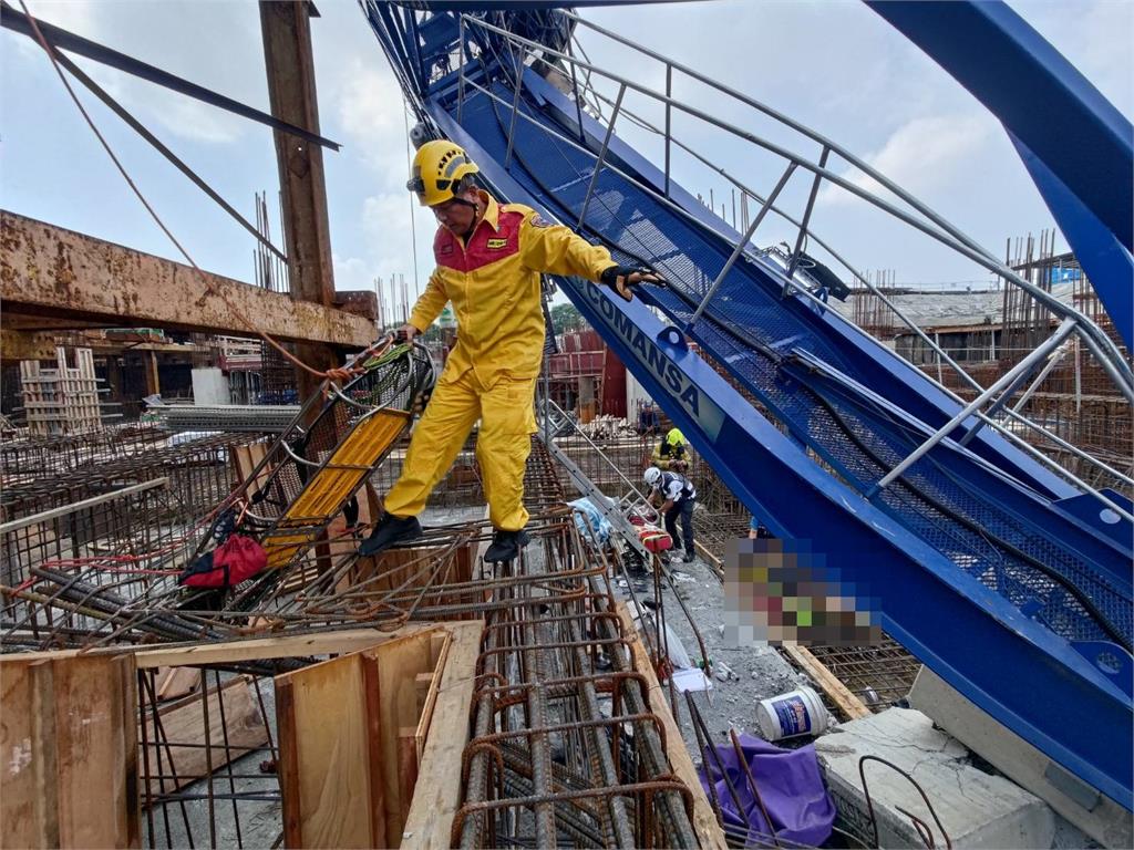 鳳山興建購物中心塔式起重機倒塌　　壓到２工人１死１傷