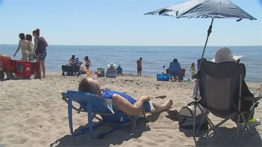 美國中西、東北部高溫破紀錄　羅德島州海灘擠滿消暑人潮