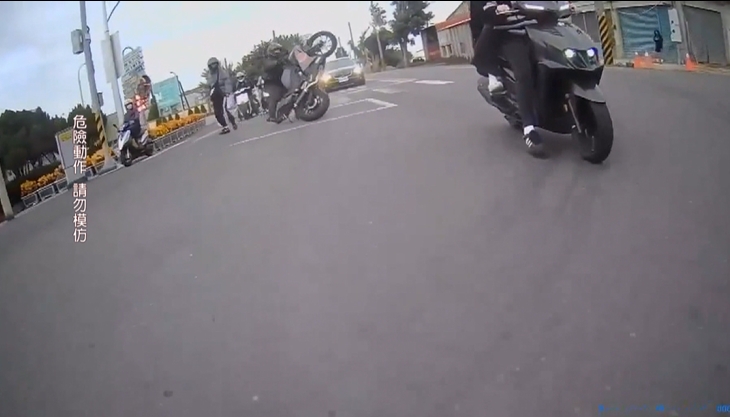 耍帥？機車綠燈起步催油門　翹孤輪滑行暴衝轉了一圈