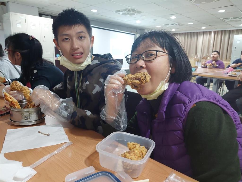 台北自閉症協會中山工坊感恩尾牙　同學親繪感恩卡對長官、志工送上最暖謝意