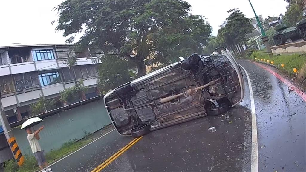 疑天雨視線不良打滑自撞路樹 婦人受困車內手部骨折