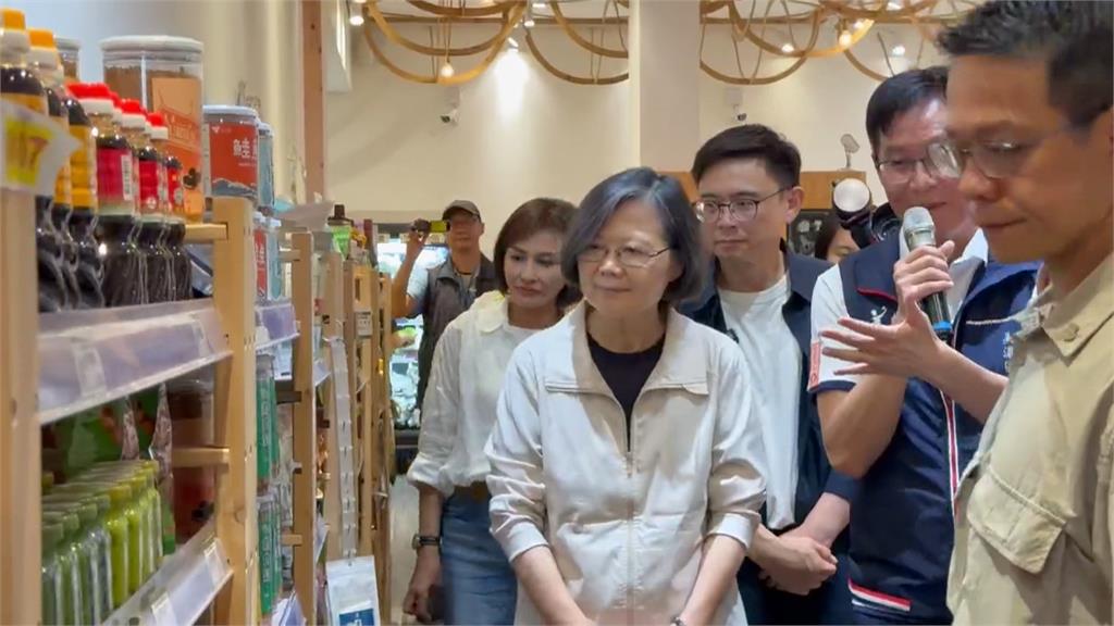 蔡英文南下高雄美濃品嘗稻米 賴瑞隆、邱議瑩當地陪