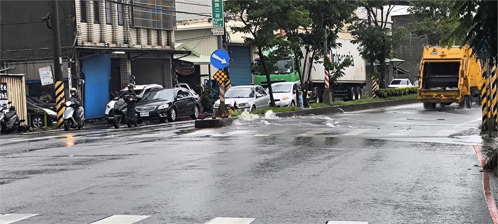 桃園豪雨「炸」路面！　污水暴衝　蘆竹馬路破大洞