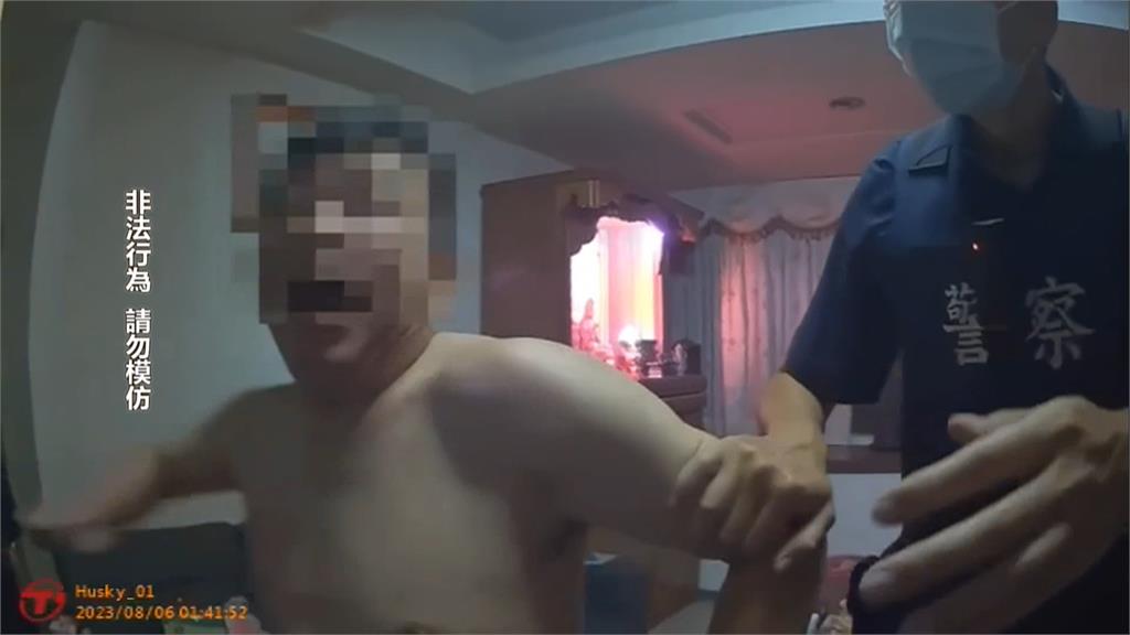 酒醉與妻吵架!手持「兩把菜刀」 欲攻擊警:我要切水果請你們吃