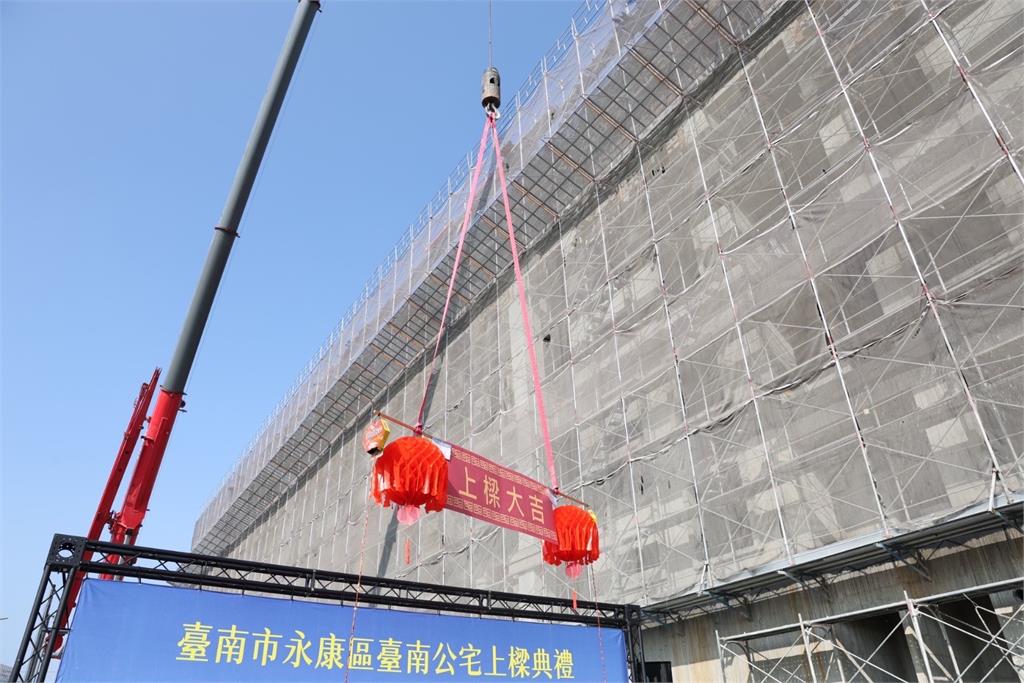出席台南公宅上樑典禮 黃偉哲批柯文哲「勿以天龍看天下」