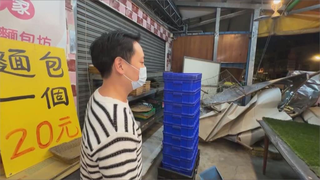 台中百年好甜麵包攤遭撞毀　惡駕駛倒車加速逃逸後棄車失聯