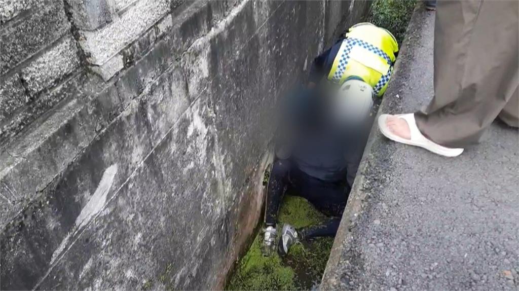 彰化騎士撞上大貨車送醫不治! 苗栗17歲騎士摔水溝昏迷