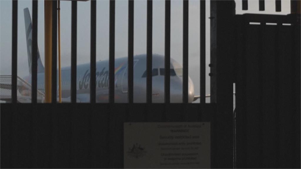 澳洲維安拉警報! 少年攜槍登機乘客機長聯手制伏