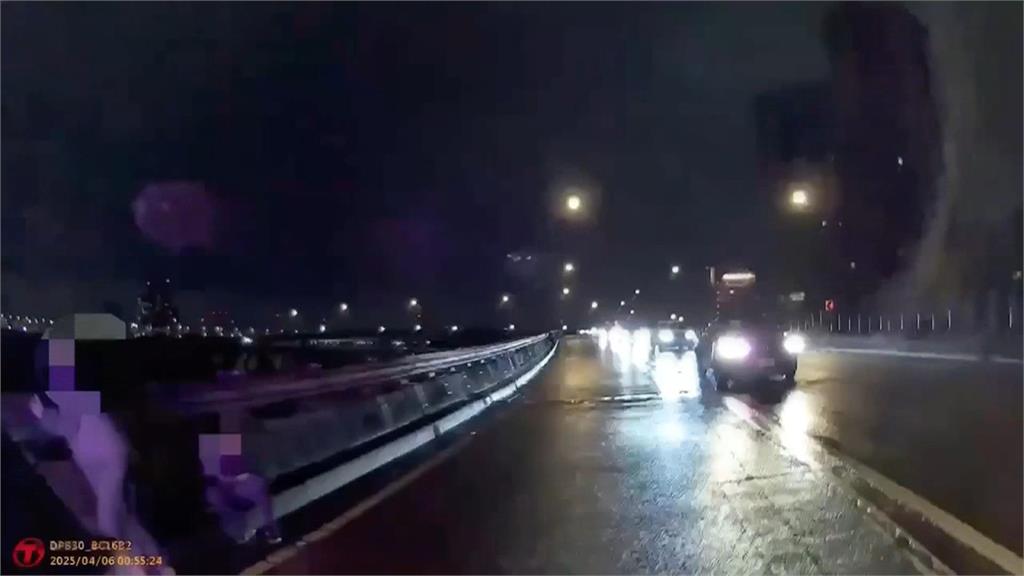 兩男環河快速道打架! 疑跟小黃運將吵架遭丟包