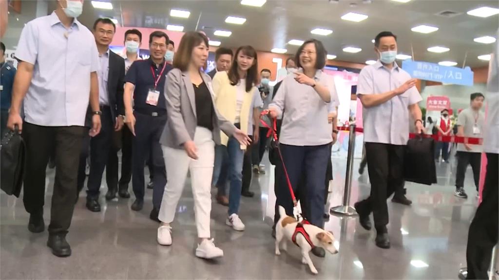 蔡總統帶樂樂朝聖寵物展　賴清德共襄盛舉展親和力