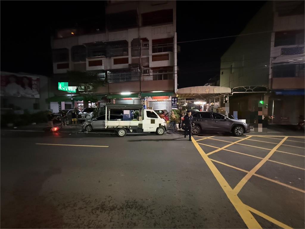 60歲貨車女運將突衝對向連撞4車　快篩毒駕！　2人受傷送醫