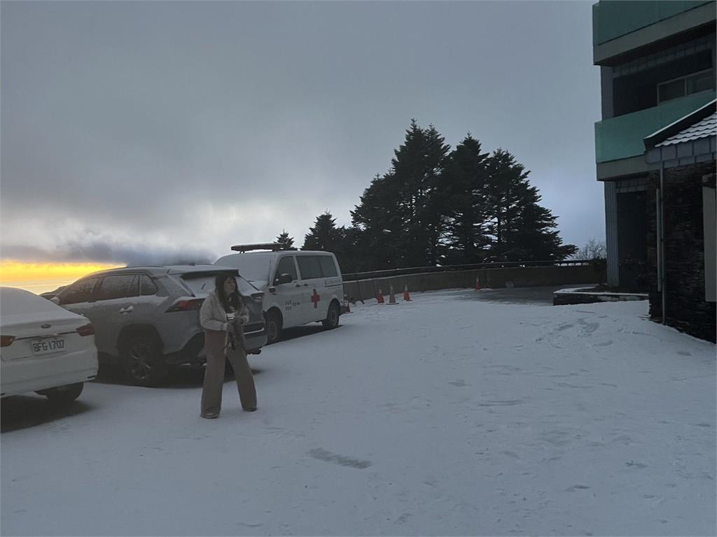 快新聞/銀白世界!合歡山降雪厚度0.5公分 「這路段」仍需掛雪鏈通行