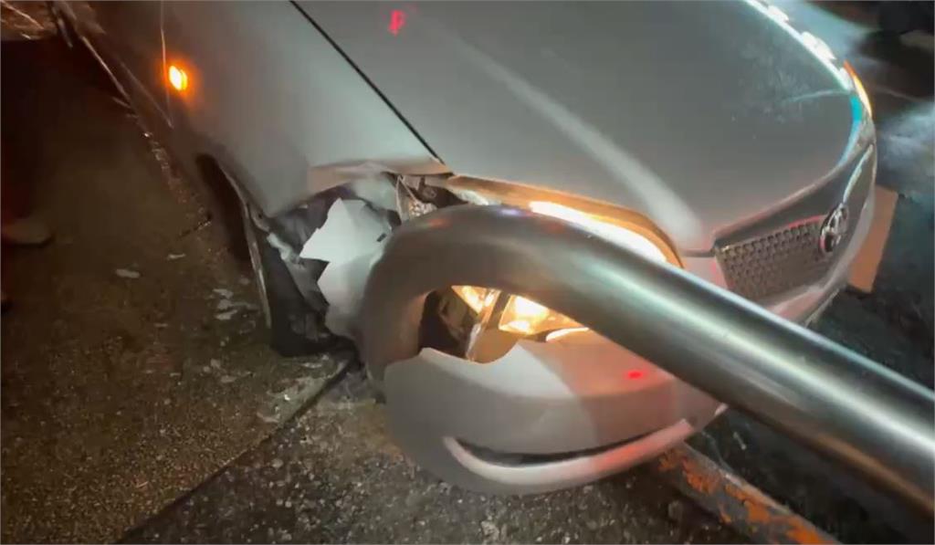 防撞桿救命! 轎車失控衝公車候車亭險撞人群