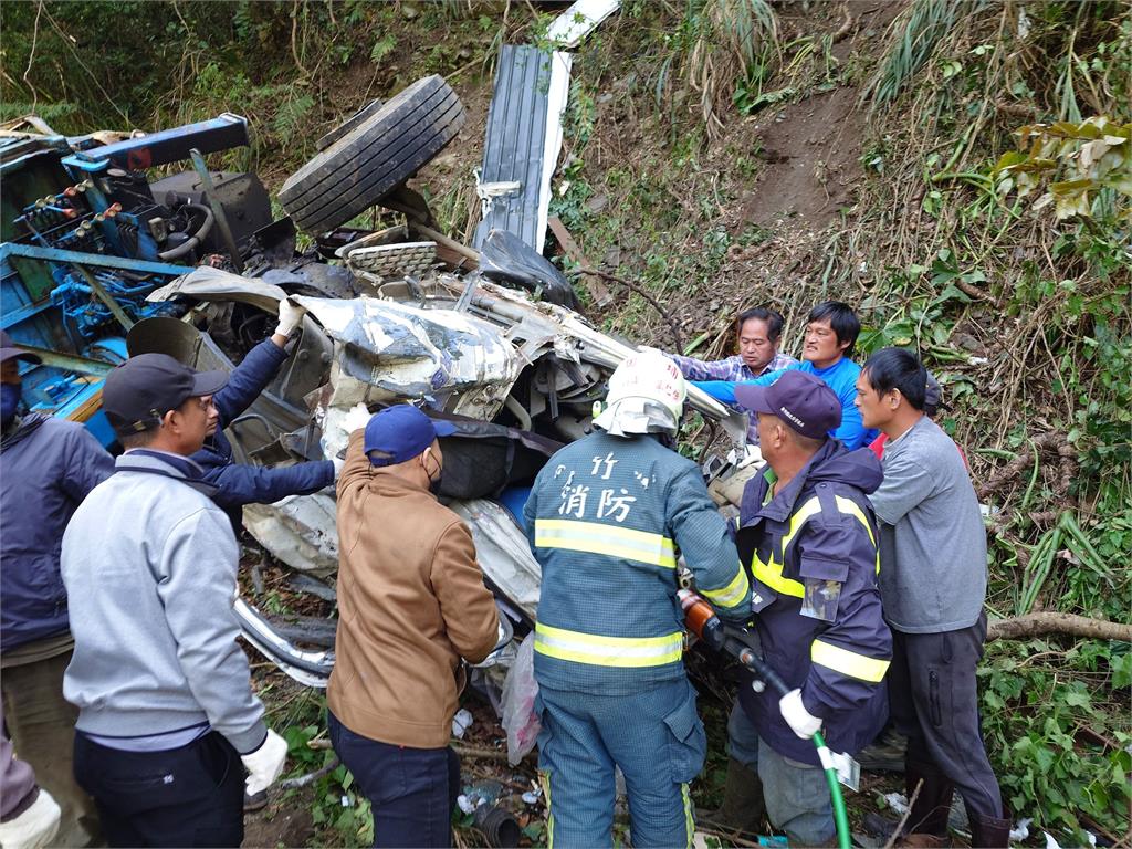 快新聞/新竹司馬庫斯嚴重車禍「吊車翻覆邊坡」! 2人命危急送醫搶救