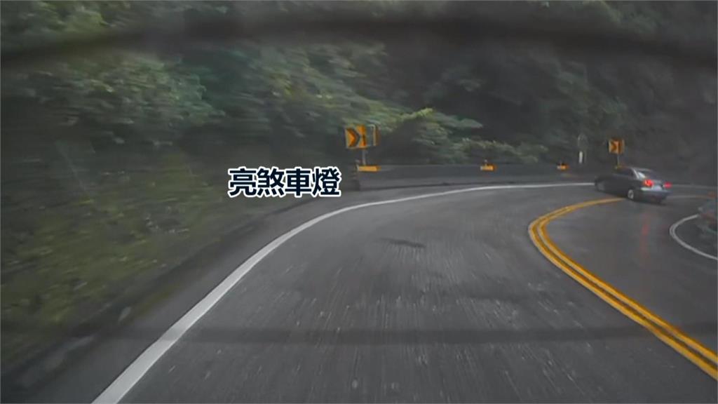 宜蘭蘇花公路車輛險墜谷 駕駛急煞.迴轉撞護欄
