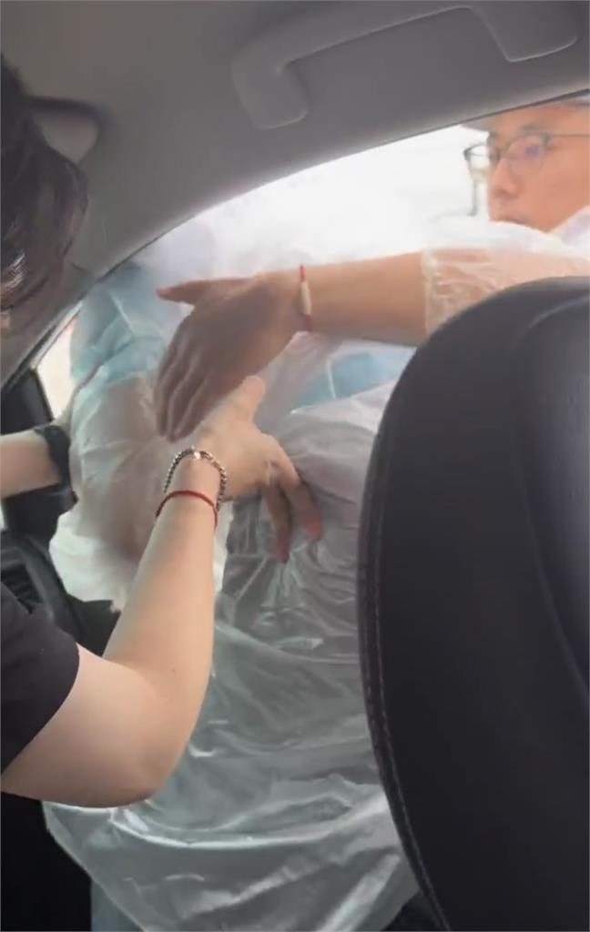 最新／柯志恩爬車窗！視察高雄玉庫社區「拋錨積水中」　脫困畫面曝光