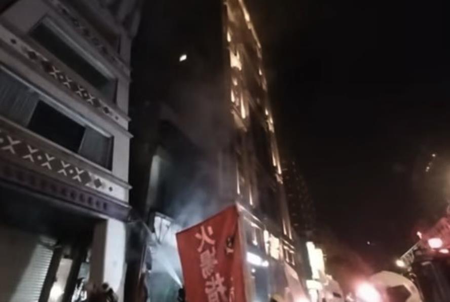 快新聞/北市中正區湯包店昨夜大火 整間店鋪「燒到焦黑」畫面曝