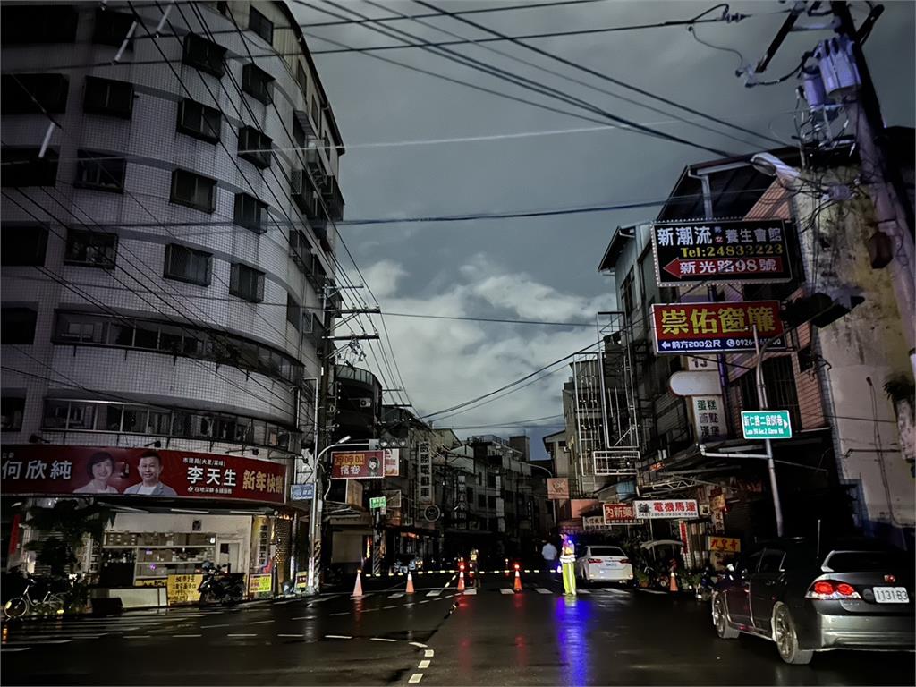 快新聞/台中大里電桿倒塌釀停電 警方冒雨交管估今中午修復