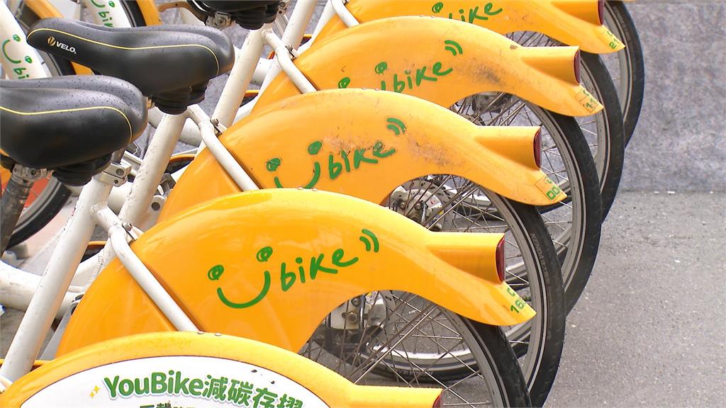 怪男扛YouBike砸布告欄、咆哮 被逮親揭「離譜原因」