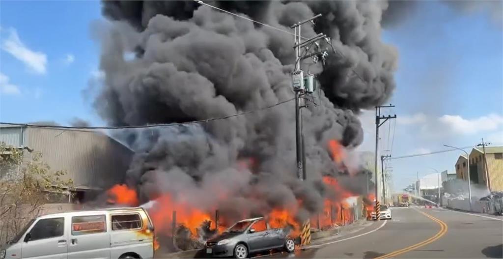 快新聞／台南永康驚傳火警！大火猛燒工廠、滾滾黑煙猛竄　驚悚畫面曝光