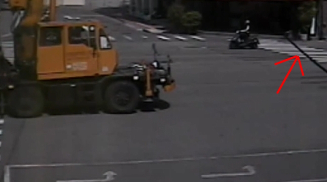 還在放假？台中吊車吊臂未收　勾號誌電纜線　攔腰折斷