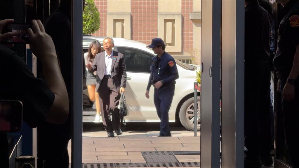 柯文哲「政治獻金案」開庭　辯方律師當庭致歉接觸證人