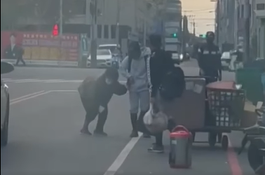 2國小棒球員扶「彎腰阿嬤」過馬路 　30秒暖心影片曝光網讚爆：願相信人性本善