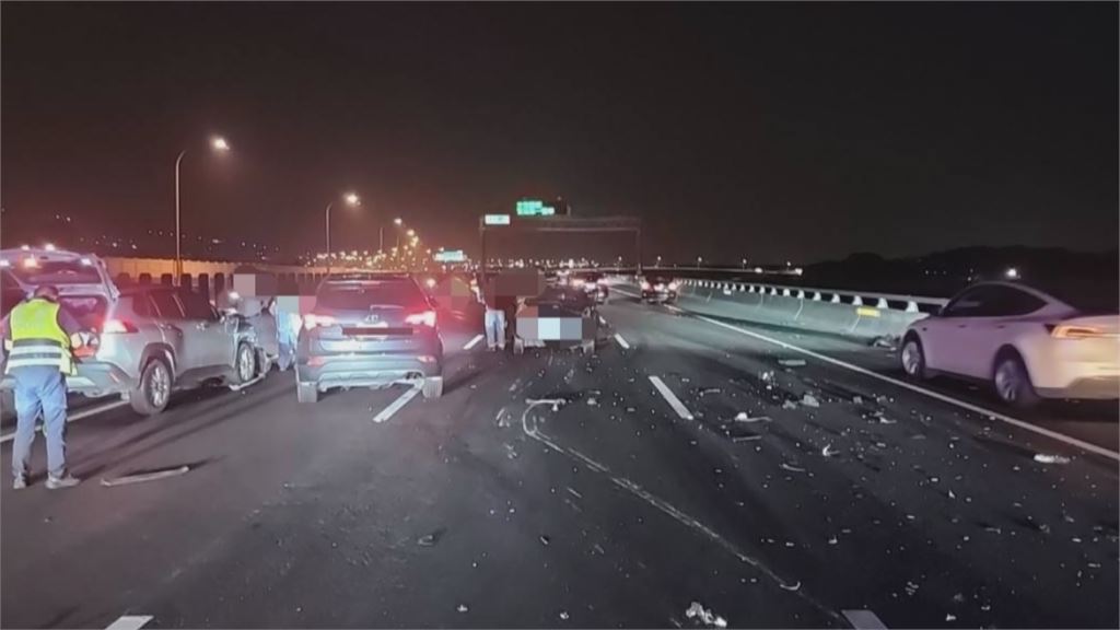 國三「5車追撞」男頭部挫傷　役男救援發現「竟是親哥哥」